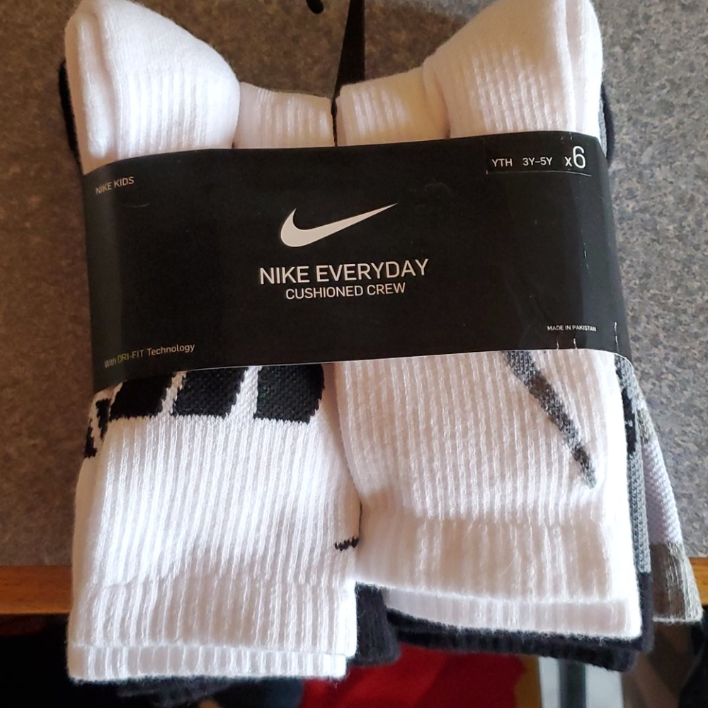Boys nike crew socks size small/medium